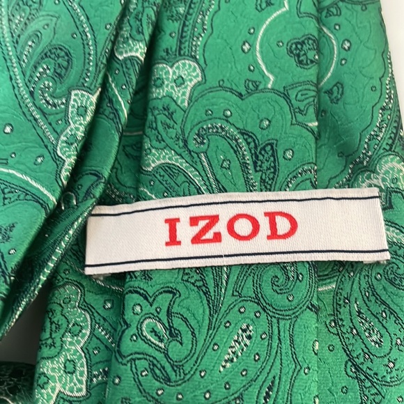 IZOD 100% Silk Green Floral Paisley Necktie - Picture 4 of 5